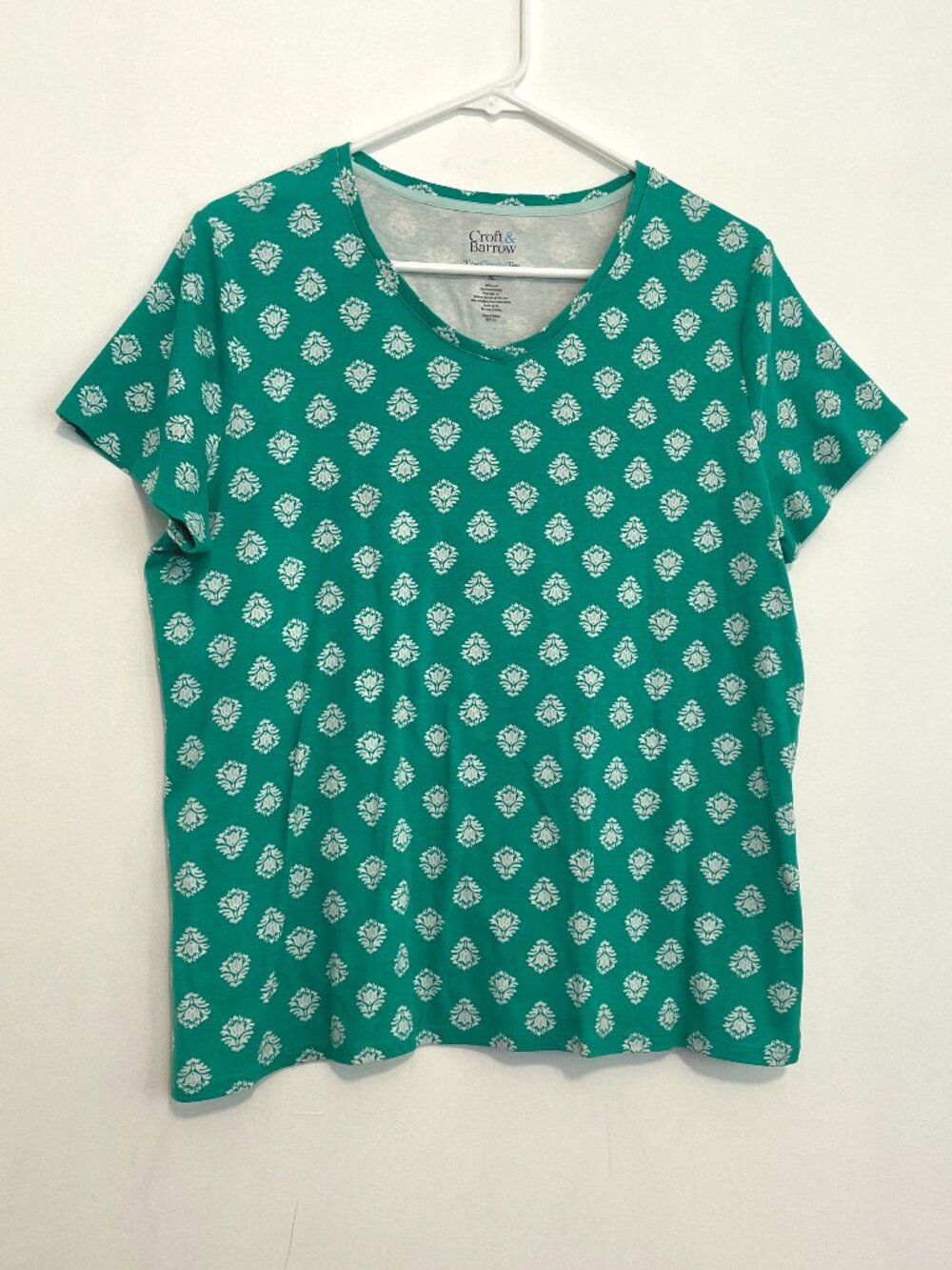 CROFT & BARROW Classic Tee Green White Geo Medallion Short Sleeve V-Neck T-Shirt